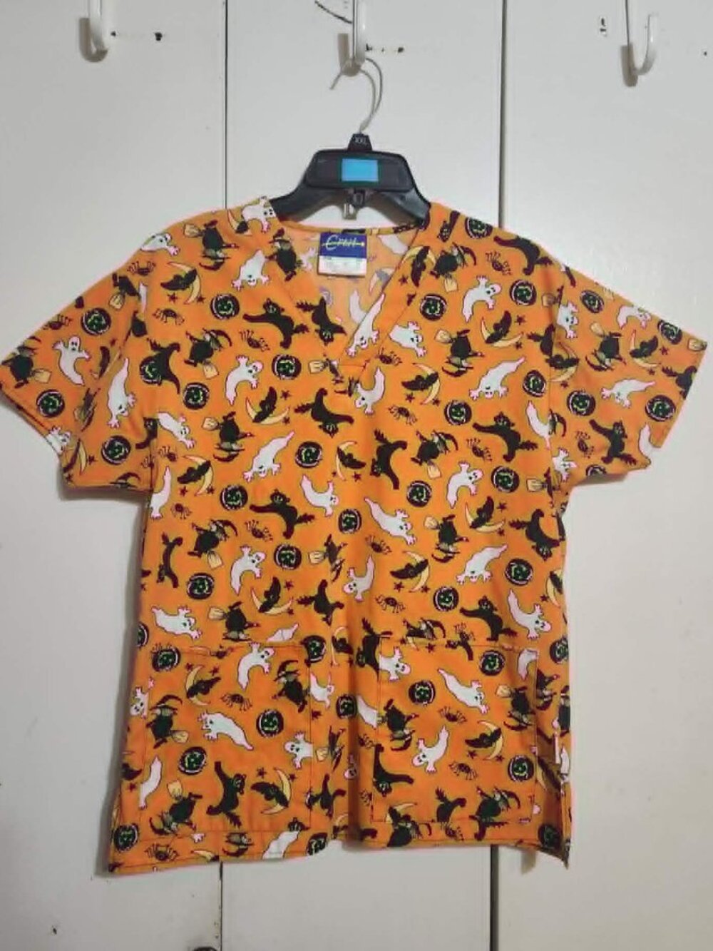 Crest Halloween Scrub Top Extra Small XS Retro Spooky Print Ghosts Witches Bats